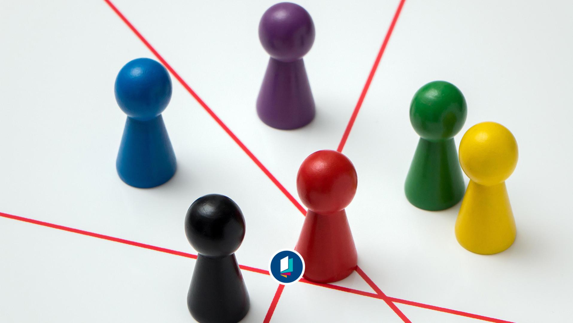 Spielfiguren schwarz, gelb, rot, grün, blau, lila, Symbol für politische Parteien auf einem stilisierten Spielfeld mit roter Linie, Deutschland, Europa