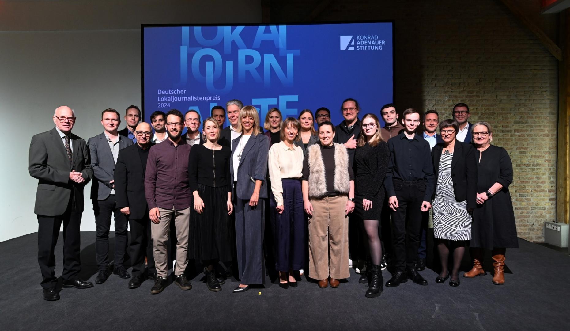 Zum Abschluss versammelten sich Preisträger, Redner und Jury-Mitglieder auf der Bühne.