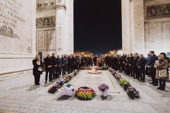 Kranzniederlegung bei der Flammenzeremonie am Grab des Unbekannten Soldaten am Arc de Triomphe