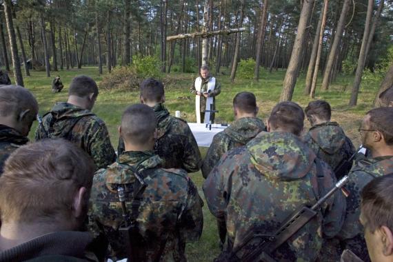 Rekruten einer Panzertruppenschule bei einem Feldgottesdienst.