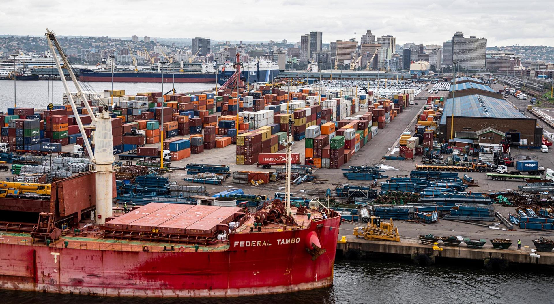 Blick auf den Containerhafen von Durban (Südafrika). Der Hafen unweit des Stadtzentrums ist der größte Containerhafen Afrikas und entscheidend für die Wirtschaft Südafrikas.