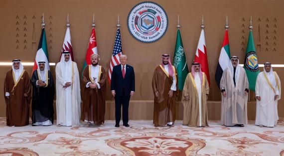 US-Präsident Donald Trump posiert vor dem Treffen des Golf-Kooperationsrats (GCC) in Riad am 14. Mai 2025 mit den Staatschefs der Golfstaaten. Von links nach rechts: Bahrains Kronprinz Salman bin Hamad al-Khalifa, Kuwaits Emir Scheich Meshal al-Ahmad al-Sabah, Emir von Katar Scheich Tamim bin Hamad Al-Thani, stellvertretender Premierminister von Oman Sayyid Asaad Tariq Taimur al-Said, US-Präsident Donald Trump, saudischer Kronprinz Mohammed bin Salman, König von Bahrain Hamad bin Isa al-Khalifa, Kronprinz von Abu Dhabi Khaled bin Mohammed bin Zayed Al Nahyan und GCC-Generalsekretär Jasem Mohamed Albudaiwi.