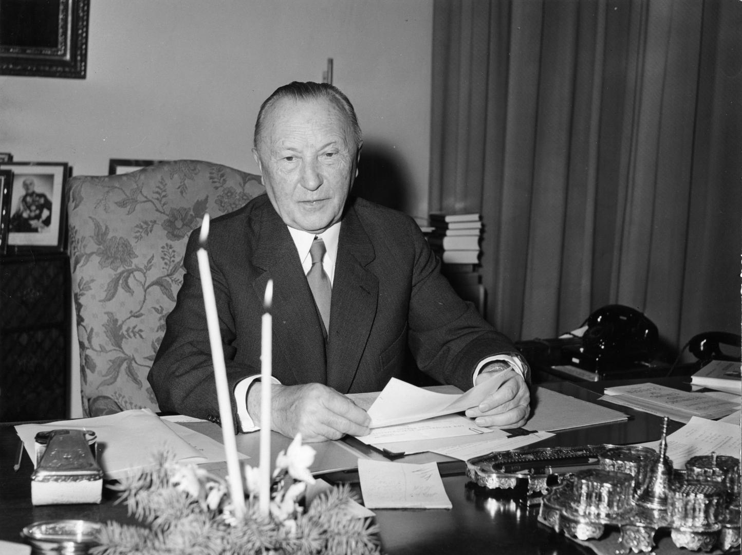 Konrad Adenauer an seinem Schreibtisch mit Adventsgesteck, 19. Dezember 1956. Bundesregierung/Rolf Unterberg
