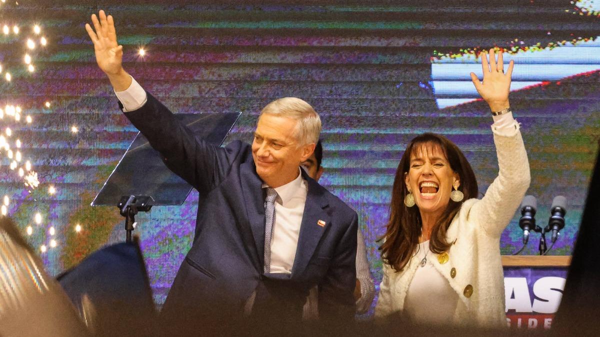 Jose Antonio Kast steht mit blauem Anzug auf der Bühne und streckt feierlich seinen rechten Arm zum Publikum.