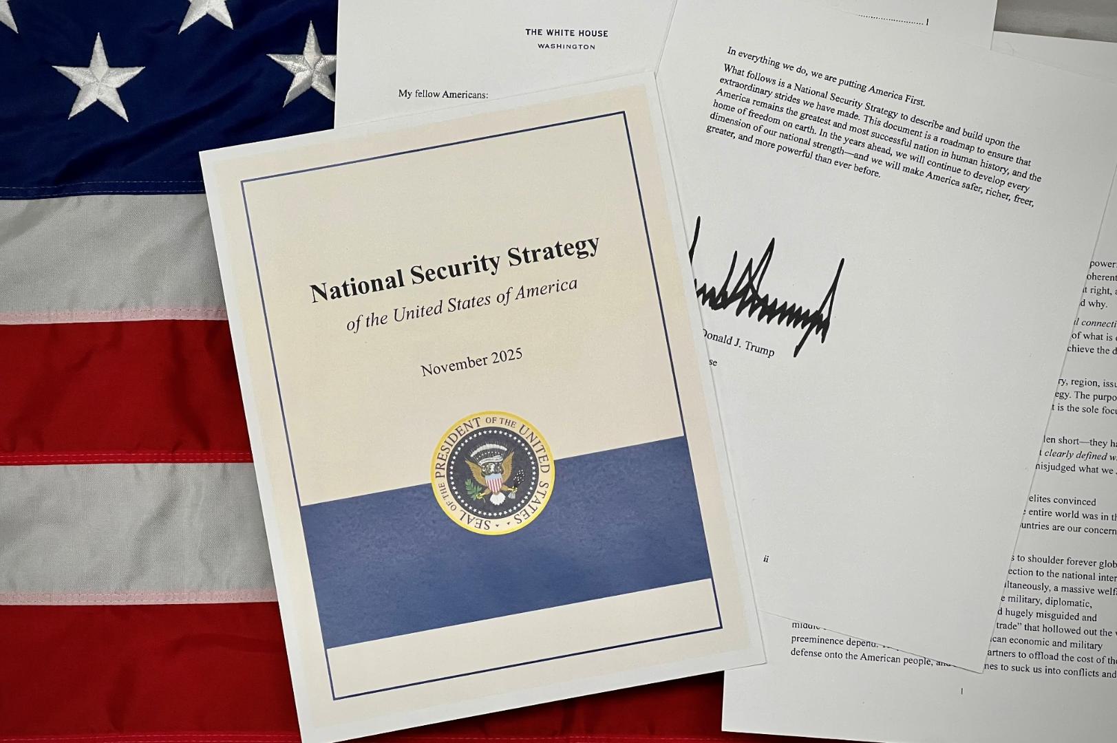 Das Titelblatt der Nationalen Sicherheitsstrategie der USA mit dem Siegel des Präsidenten auf einer Amerika Flagge