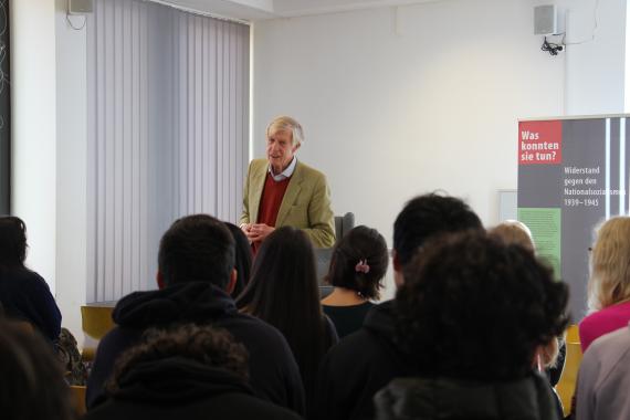 Sebastian Telschow, Geschichtslehrer am Werner-von-Siemens Gymnasium, begrüßte die rund 40 anwesenden Schülerinnen und Schüler.