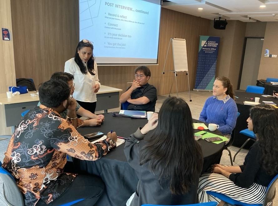 Foto 26-01-10 Amy and participants