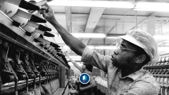 Joao Nanelo aus Mocambique, der hier gerade im Maschinensaal der Baumwollspinnerei Mittweida im Bezirk Karl-Marx-Stadt eine Spinndüse repariert, ist bereits ein geübter Mechaniker. Gemeinsam mit etwa 100 seiner Landsleute erhielt auch er hier eine Berufsausbildung.