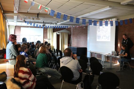 Klier und Hasselbach präsentieren vor einem gespannten Publikum