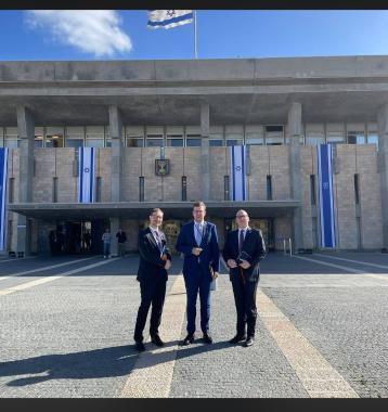 Florian Müller vor der Knesset