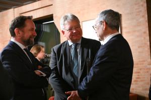 KAHL AL CENTRO CON BORCHARD E ALLI