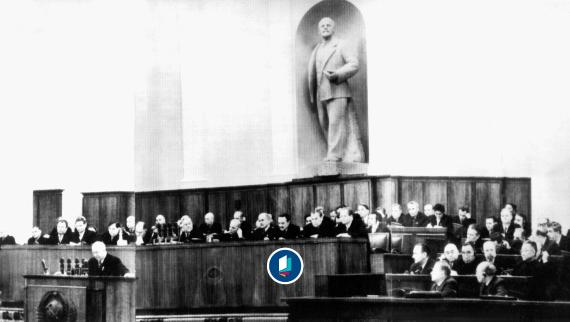 14. Februar 1956: Der erste Sekretär der KPDSU, Nikita Chruschtschow (am Rednerpult), spricht sich während seiner etwa fünfstündigen Rede für eine Verbesserung der Beziehungen zu den Westmächten aus. Er bezeichnete als Hauptkennzeichen der gegnwärtigen Epoche 