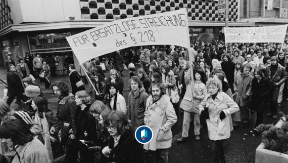 Frauen demonstrieren in der Frankfurter Innenstadt gegen den Paragraph 218, 1974.
