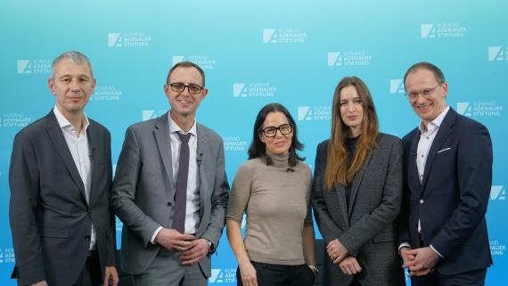 vl.n.r. Tobias Wangermann, Dirk Schrödter, Pamela Krosta-Hartl, Adriana Groh, Henri Schmidt MdB