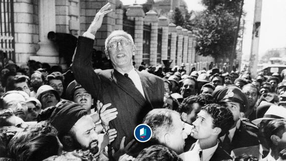 Premierminister Mohammad Mosaddegh in einer jubelnden Menschenmenge vor dem Parlamentsgebäude auf dem Majlis-Platz in Teheran, 27. September 1951.