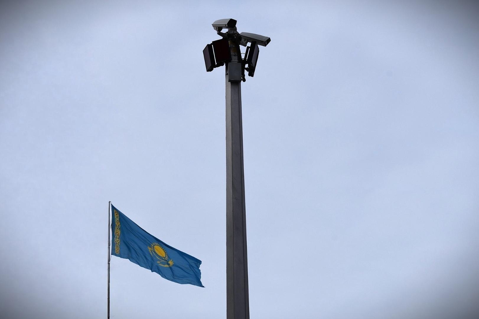 Kasachstan Flagge und Überwachungskameras
