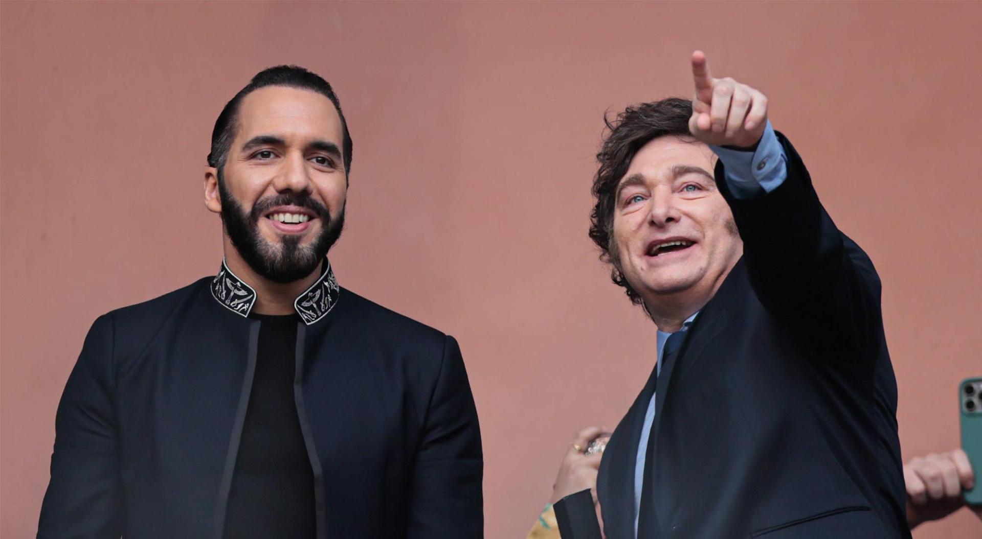 Der salvadorianische Präsident Nayib Bukele und der argentinische Präsident Javier Milei begrüßen die Menge am 30. September 2024 vom Balkon des argentinischen Regierungsgebäudes in Buenos Aires, Argentinien aus.