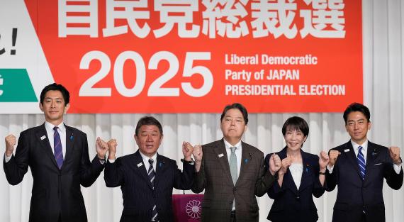 23. September 2025, Tokio, Japan: Von links: Japans ehemaliger Minister für Wirtschaftssicherheit Takayuki Kobayashi, ehemaliger Außenminister Toshimitsu Motegi, Kabinettschef Yoshimasa Hayashi, ehemalige Ministerin für Wirtschaftssicherheit Sanae Takaichi und Landwirtschaftsminister Shinjiro Koizumi posieren vor der gemeinsamen Pressekonferenz der Kandidaten für die Präsidentschaftswahlen der Liberaldemokratischen Partei (LDP) im LDP-Hauptquartier in Tokio.