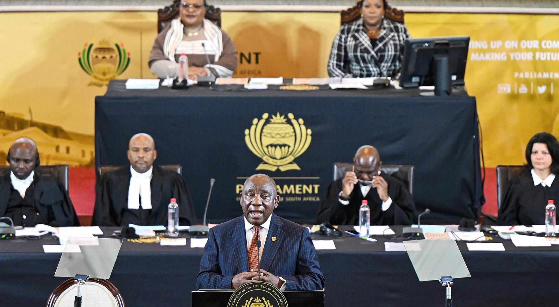Kapstadt, 19. Juli 2024: Der südafrikanische Präsident Cyril Ramaphosa hält eine Rede zur Eröffnung des Parlaments in Kapstadt, Südafrika, am 18. Juli 2024. Cyril Ramaphosa hat versprochen, dass die Regierung der Nationalen Einheit (GNU) in den nächsten fünf Jahren drei strategische Prioritäten vorantreiben wird, um das Wirtschaftswachstum zu fördern und die Armut zu verringern.