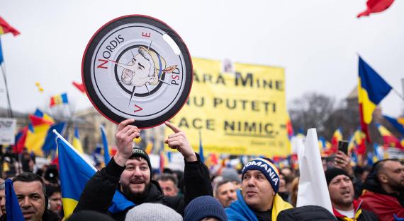 Anhänger der AUR und Unterstützer des ehemaligen Präsidentschaftskandidaten Calin Georgescu veranstalten am 1. März 2025 eine Protestkundgebung in Bukarest, Rumänien.