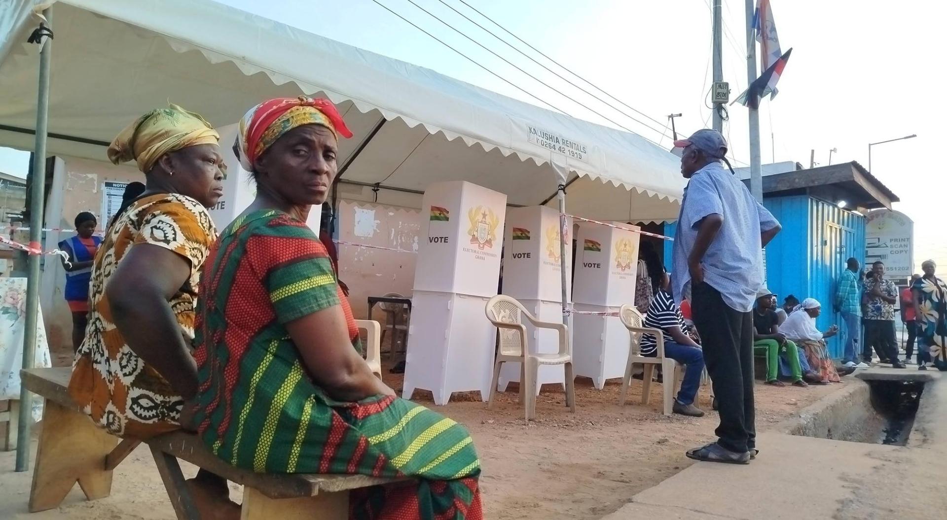 Menschen kommen, um ihre Stimmen bei den Parlaments- und Präsidentschaftswahlen in Accra, Ghana, am 7. Dezember 2024 abzugeben.