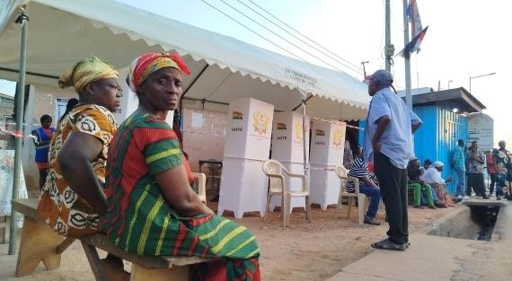 Menschen kommen, um ihre Stimmen bei den Parlaments- und Präsidentschaftswahlen in Accra, Ghana, am 7. Dezember 2024 abzugeben.