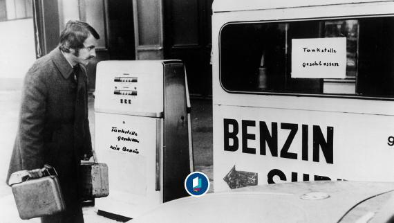 November 1973. Autobesitzer an einer aufgrund der Ölknappheit vorübergehend geschlossenen Tankstelle in München.