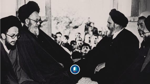 Ayatollah Mousavi Tabrizi zusammen mit Großayatollah Shariatmadari und Großayatollah Khomeini am 6. April 1962 vor Khomeinis Exil.