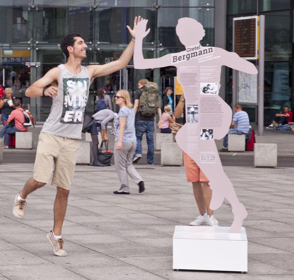 05-07-2026 B19-260507-1 VA HRO __ -®laura_soria_MG_3299_Handshake zugeschnitten