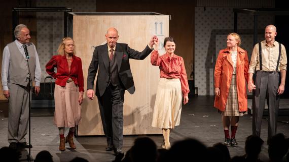 Das Ensemble des Theaterstücks 