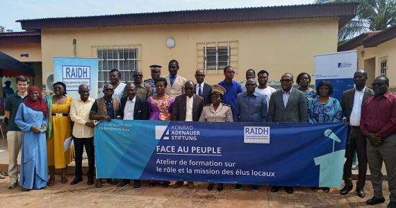 photo de groupe des participants de l'atelier avec organisateurs et sous-préfète de Buyo