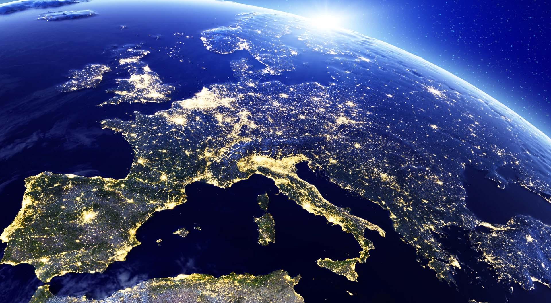 Nachtaufnahme der Erde mit beleuchteten Städten in Europa und Teilen Nordafrikas und des Nahen Ostens