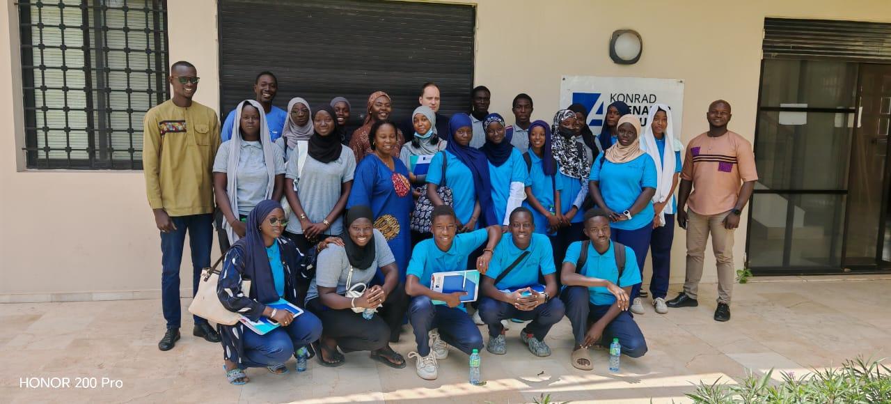 Visite d'un groupe d'élève du Lycée Moderne de Kounoune à la KAS Dakar