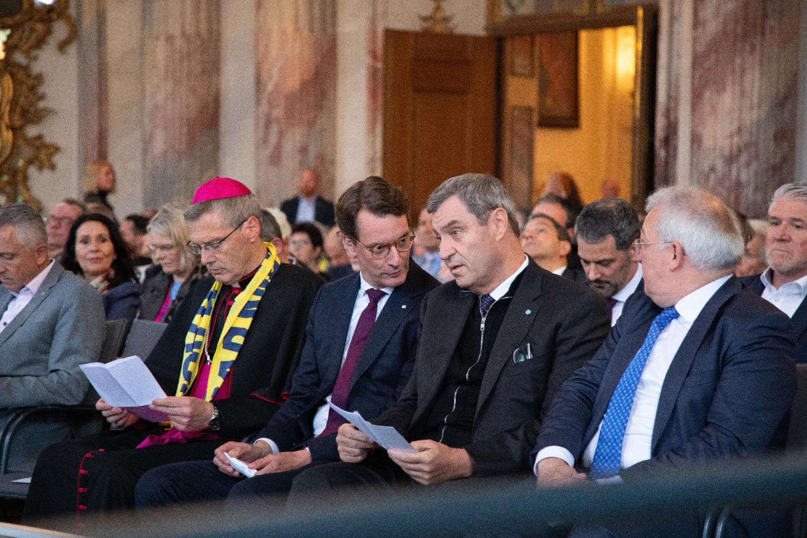 Der Vorsitzende der Deutschen Bischofskonferenz Dr. Heiner Wilmer SCJ, Ministerpräsident Hendrik Wüst MdL und Ministerpräsident Dr. Markus Söder MdL sowie der Vorsitzende der Hanns-Seidel-Stiftung Markus Ferber MdEP beim Empfang.