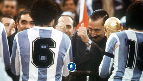 Argentiniens Junta-Chef General Jorge Videla bei der Siegerehrung am 25. Juni 1978 im River Plate-Stadion in Buenos Aires. Er überreichte den WM-Pokal an Argentiniens Kapitän Daniel Passarella (r).