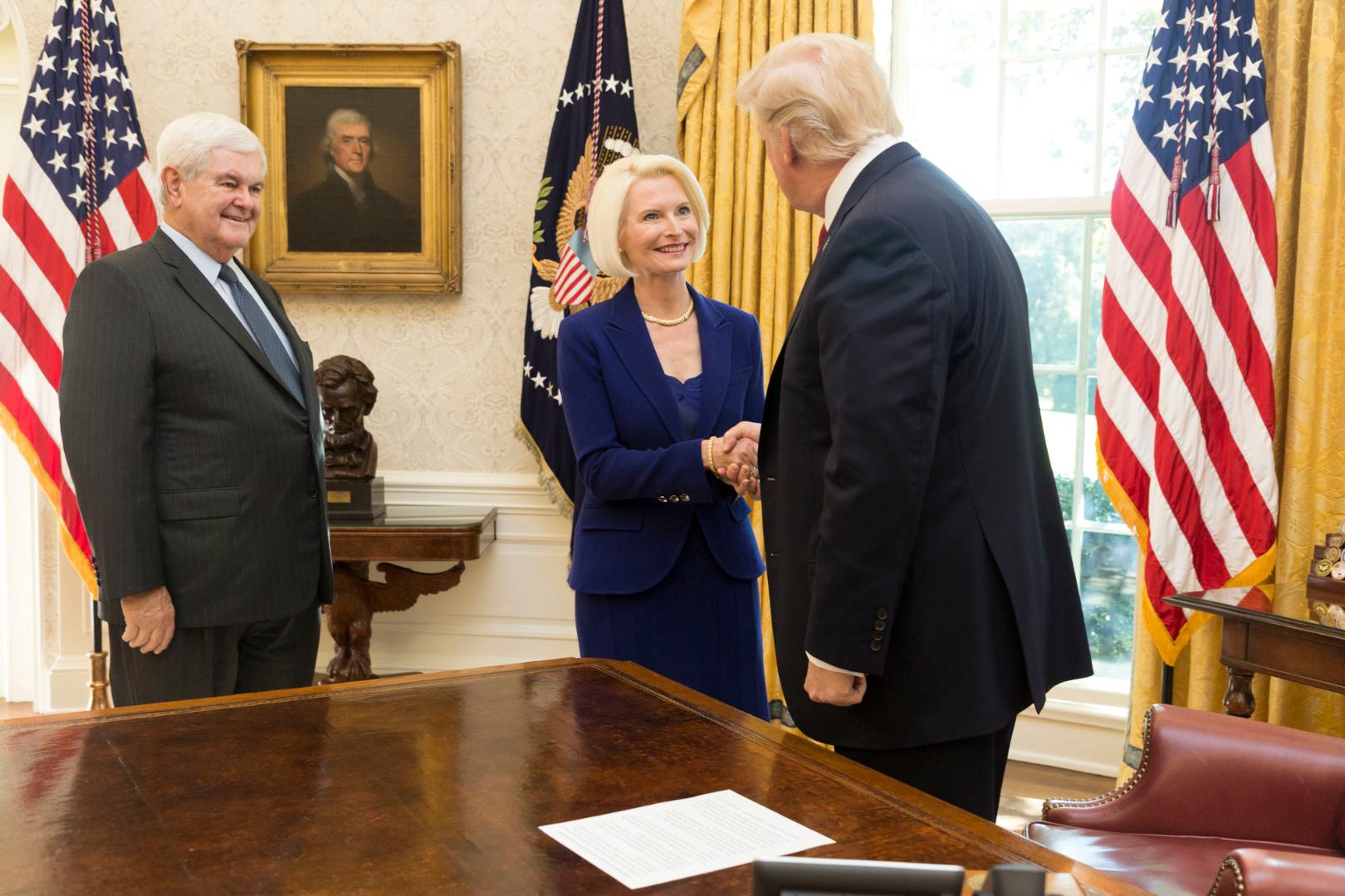 Newt Gingrich und seine Frau Callista Gingrich mit dem amerikanischen Präsidenten Donald Trump im Oktober 2017.