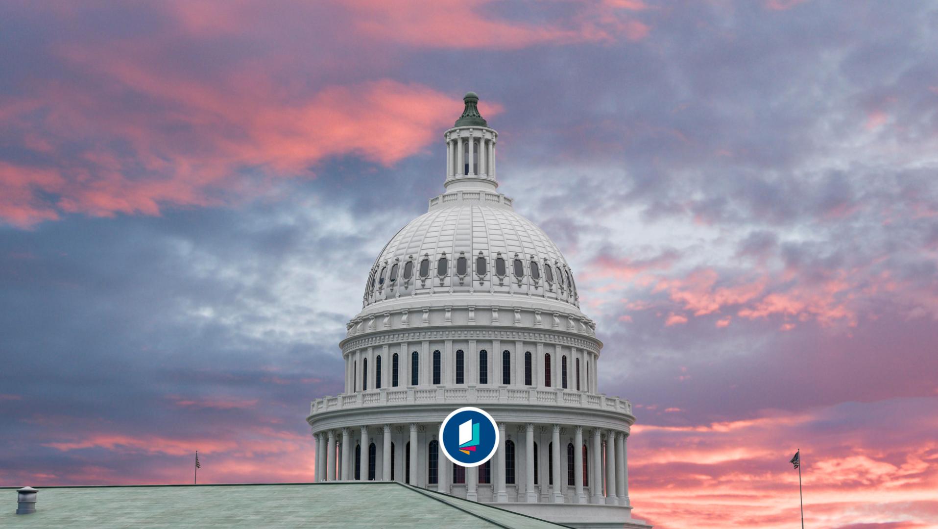 Die Kuppel des US-Kapitols in Washington, D.C., bei Sonnenuntergang.