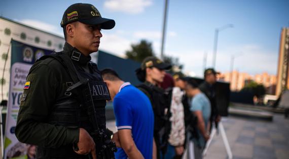 Der Bürgermeister von Bogotá, Carlos Fernando Galán (nicht im Bild), hält eine Pressekonferenz ab, während die kolumbianische Anti-Erpressungs-Polizei drei Mitglieder der kriminellen Vereinigung „Tren de Aragua“ vorführt, die am 16. Oktober 2024 in Bogotá, Kolumbien, festgenommen wurden.