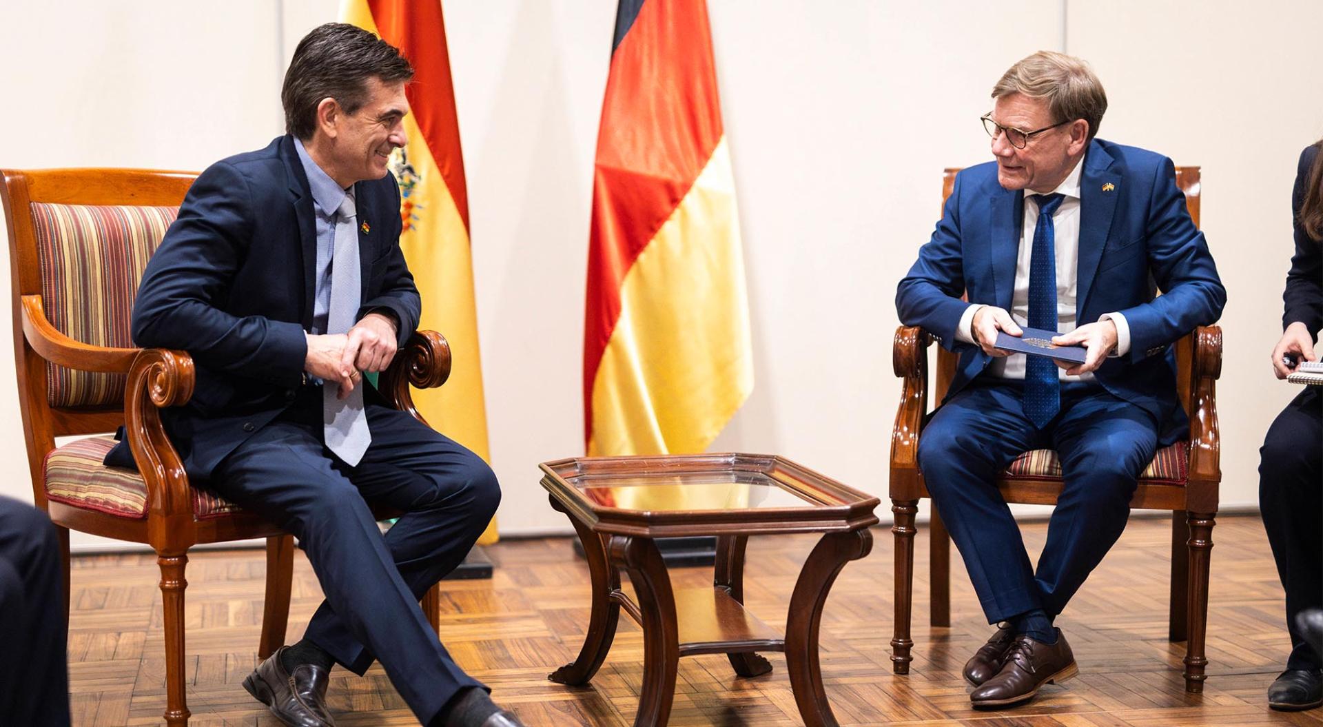 Bundesaußenminister Johann Wadephul (CDU, rechts) mit Rodrigo Paz (links), Präsident von Bolivien, im Rahmen der Auslandsreise nach Bolivien. Aufgenommen in Santa Cruz de la Sierra, 09.11.2025.