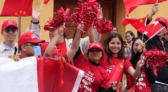 Menschen verabschieden den chinesischen Präsidenten Xi Jinping, als er sich auf den Weg zum Flughafen macht. (Lima, Peru; 17. November 2024)