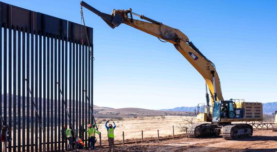 Arbeiter montieren vorgefertigte Paneele im Rahmen des Baus des neuen Grenzmauersystems zwischen Mexiko und den Vereinigten Staaten, 15. Januar 2026, südwestlich von Sierra Vista, Arizona. Trump hat fast 8 Milliarden Dollar für den Bau der Mauer ausgegeben, was sie zum teuersten öffentlichen Bauprojekt der Geschichte macht.