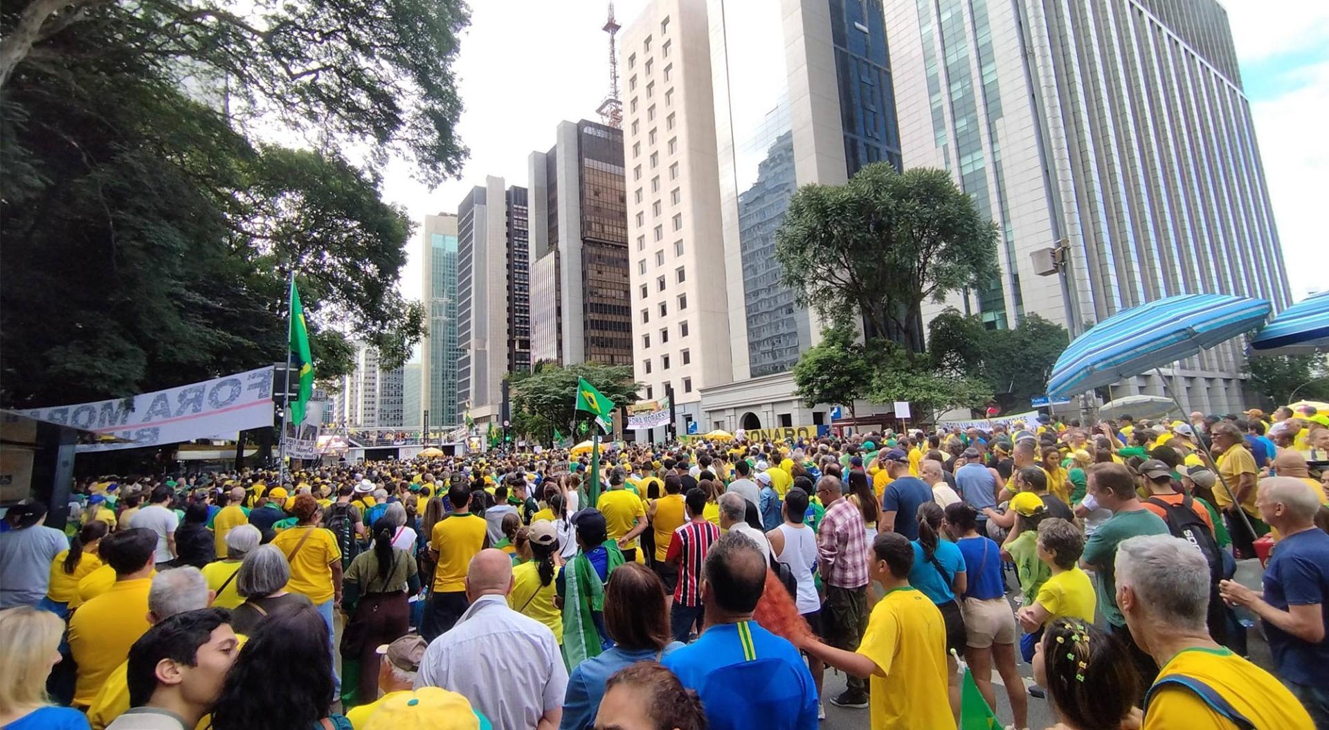 Rechte politische Bewegungen organisierten am Sonntag, dem 1. März 2026, auf der Avenida Paulista (São Paulo) eine Kundgebung unter dem Motto „Wake Up Brazil“, an der unter anderem die Politiker Flávio Bolsonaro, Nikolas Ferreira, Ronaldo Caiado, Romeu Zema, Ricardo Nunes, Bia Kicsis, Gustavo Gayer und Silas Malafaia teilnahmen.