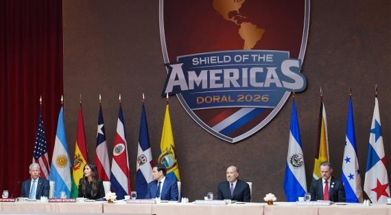 Die ehemalige US-Ministerin für innere Sicherheit, Kristi Noem (2. v. l.), US-Energieminister Chris Wright (l.) und US-Außenminister Marco Rubio (M.) nehmen am 7. März 2026 in Miami an einer Sitzung im Rahmen des „Shield of the Americas“-Gipfels teil.