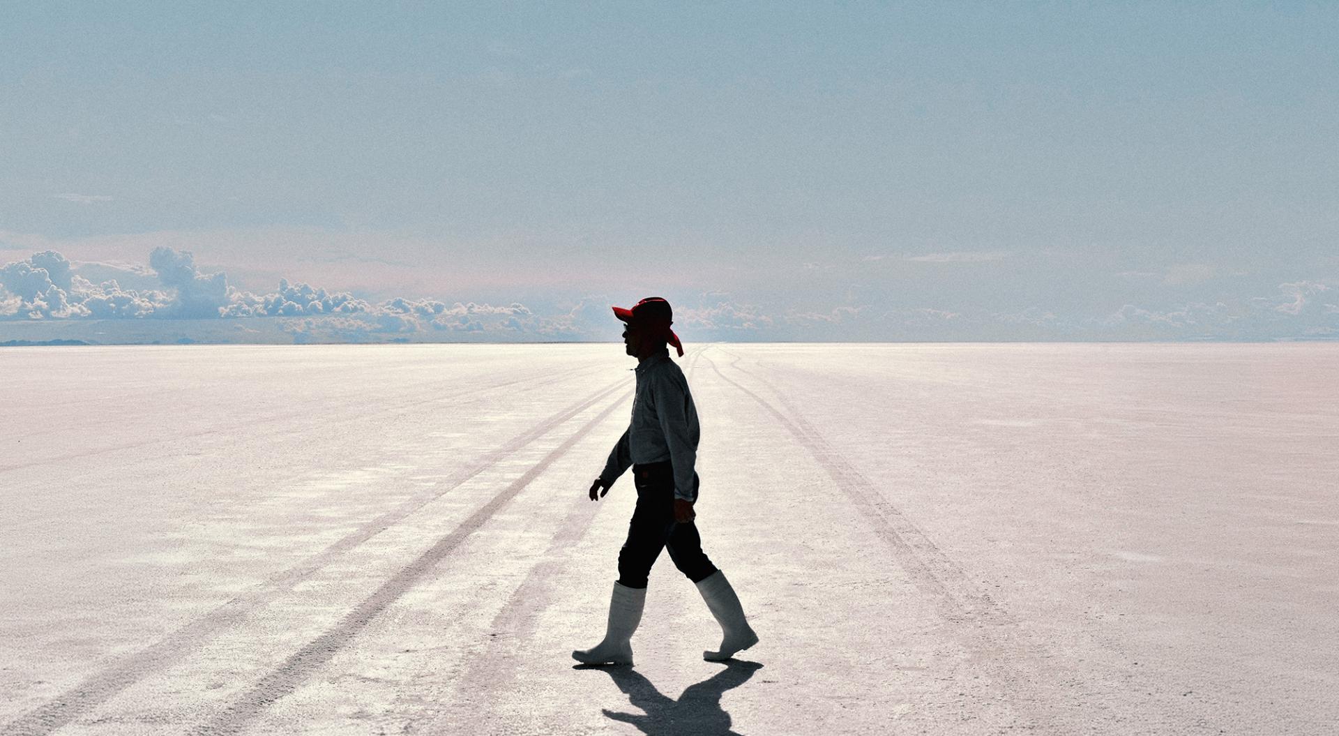 Eine Person in Bewegung in der Salar de Uyuni in Bolivien. Unter der Salzschicht des Salar de Uyuni befinden sich riesige Lithiumvorkommen.