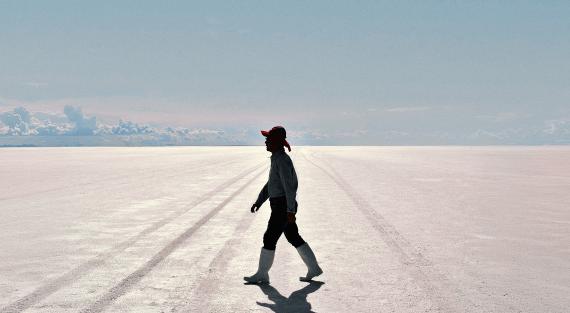 Eine Person in Bewegung in der Salar de Uyuni in Bolivien. Unter der Salzschicht des Salar de Uyuni befinden sich riesige Lithiumvorkommen.