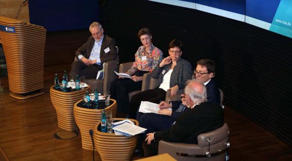 Das erste Panel beschäftigte sich mit der Entscheidung zur Fixierung von Patienten in der Psychatrie.