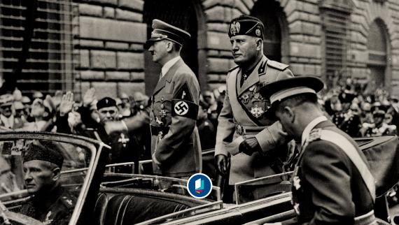 Staatsbesuch Adolf Hitlers in Italien vom 2. bis 10. Mai 1938. Adolf Hitler und Benito Mussolini im offenen Wagen.