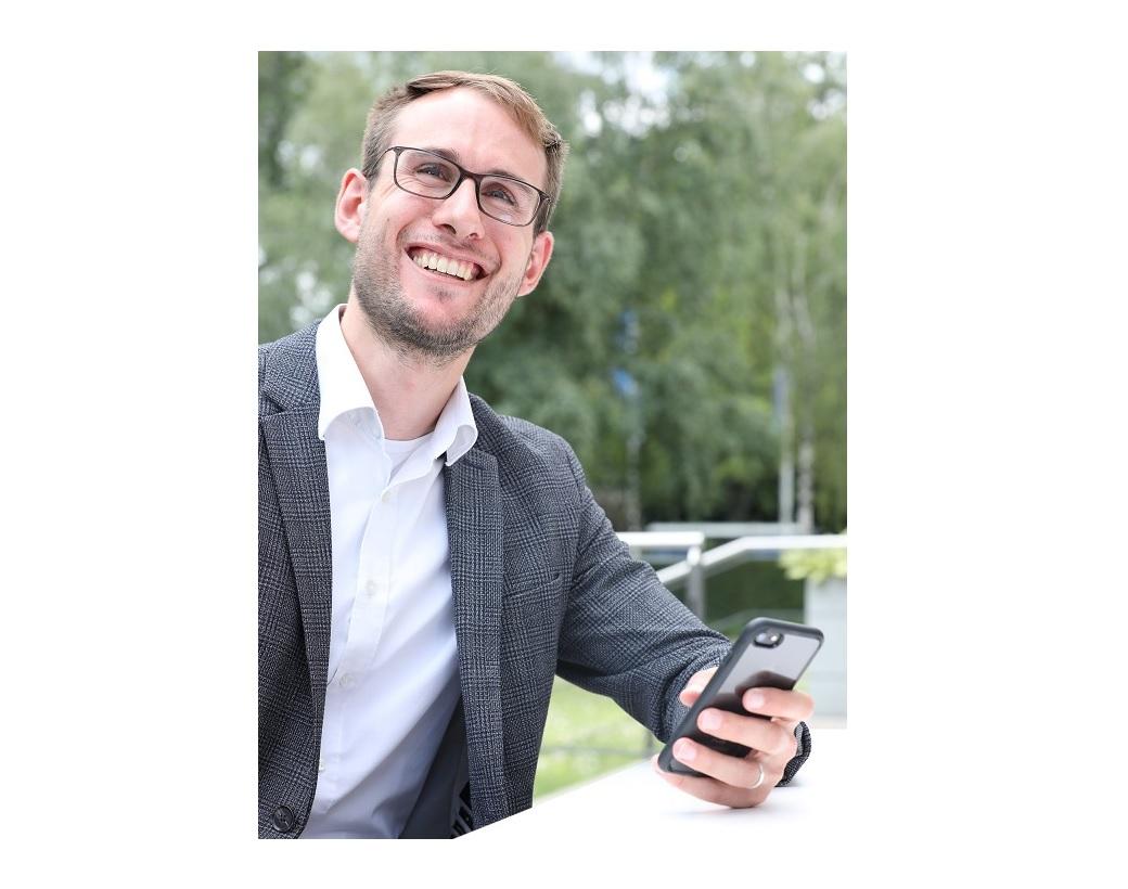 Mann mit Smartphone