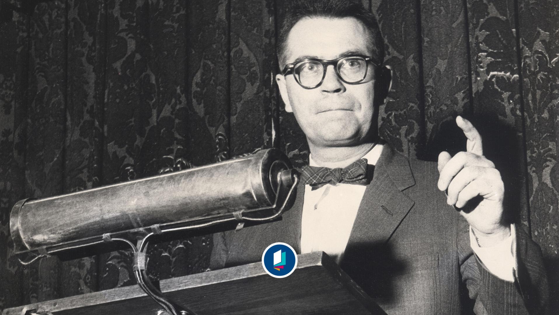Richard Hofstadter am Rednerpult 1956.