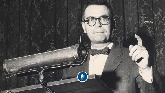 Richard Hofstadter am Rednerpult 1956.